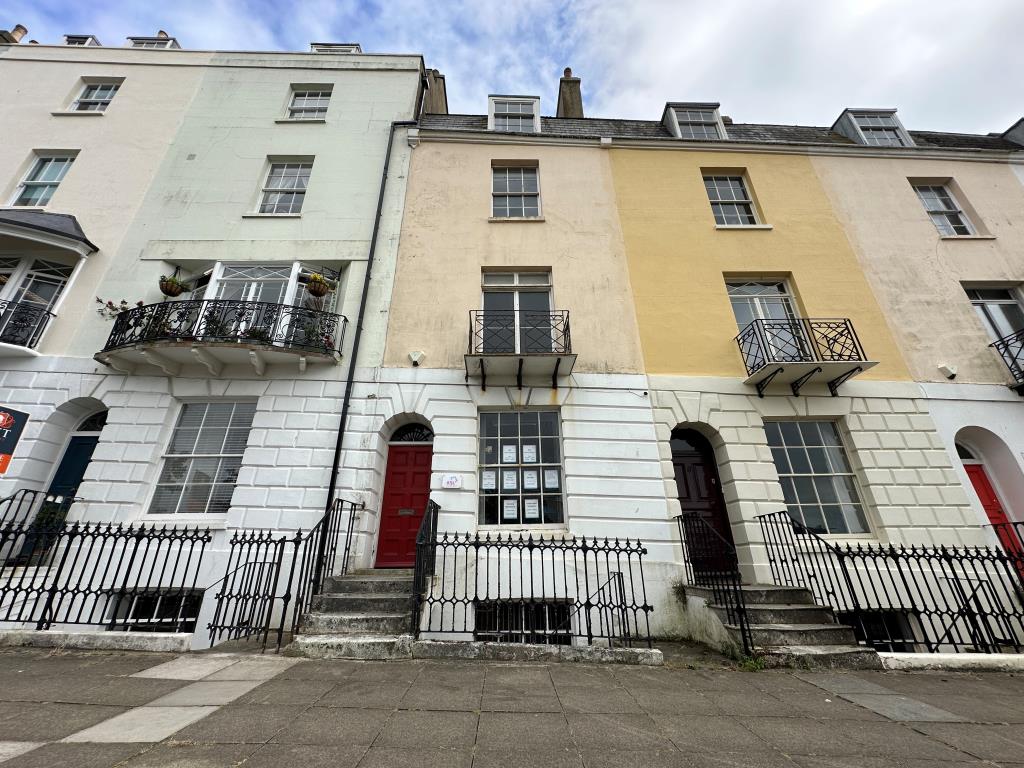 Lot: 43 - TERRACED COMMERCIAL UNIT WITH PLANNING PERMISSION FOR RESIDENTIAL CONVERSION - 